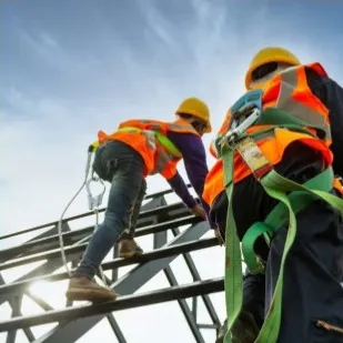 Trabajadores con arnés de seguridad ascienden por una estructura metálica